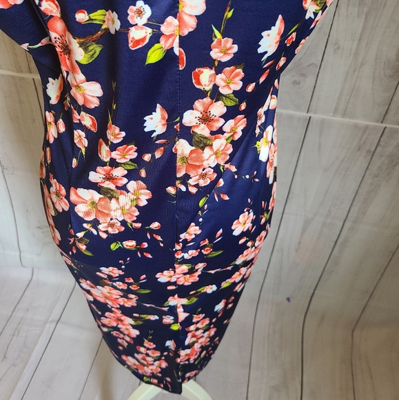 Floral twist neckline dress - Picture 6 of 8